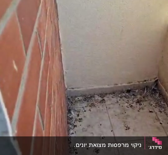 פינה מלוכלכת עם קיר לבנים ורצפה